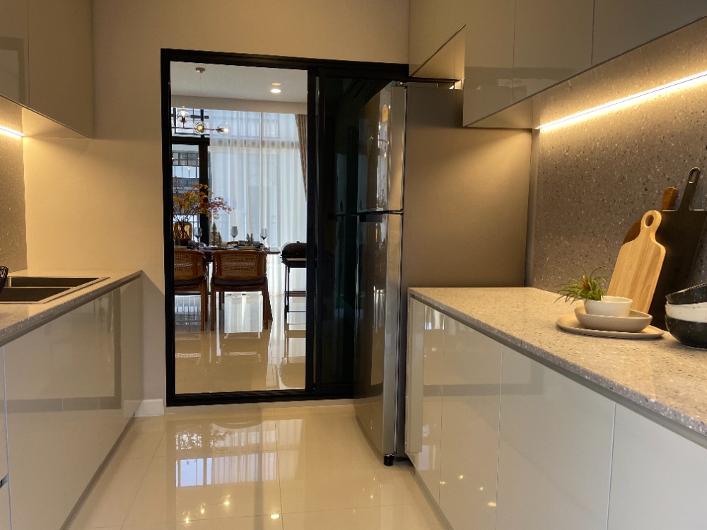 For SaleHousePathum Thani,Rangsit, Thammasat : Luxury 3-storey detached house for sale, Baan Nara Wongwaen-Ramintra, Modern European style, fully furnished. Near the entrance to the Chalong Rat Expressway (Chatuchot checkpoint), Fashion Island and The Promenade, Synphaet Hospital