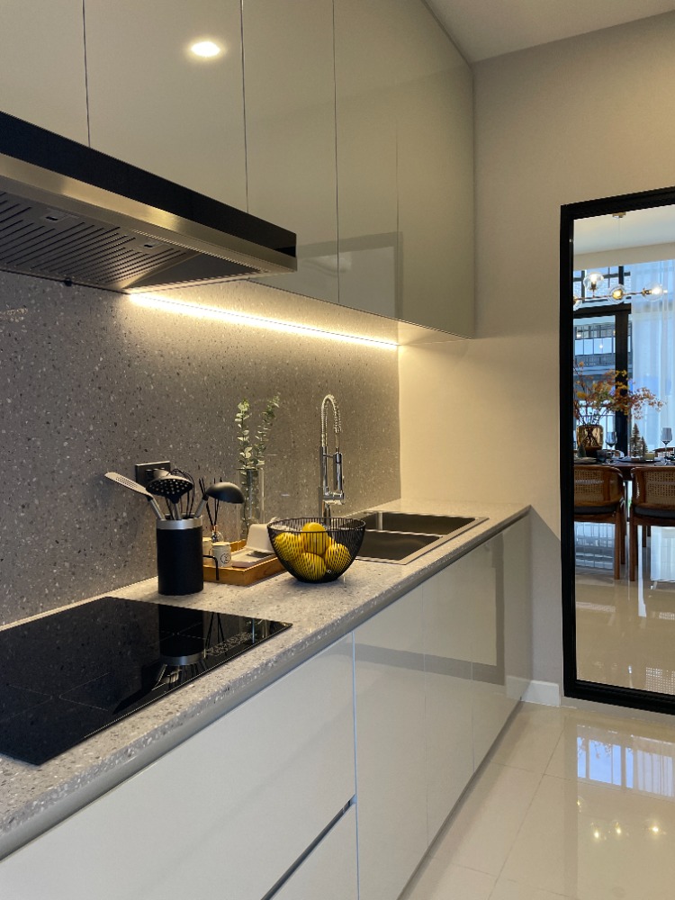 For SaleHousePathum Thani,Rangsit, Thammasat : Luxury 3-storey detached house for sale, Baan Nara Wongwaen-Ramintra, Modern European style, fully furnished. Near the entrance to the Chalong Rat Expressway (Chatuchot checkpoint), Fashion Island and The Promenade, Synphaet Hospital