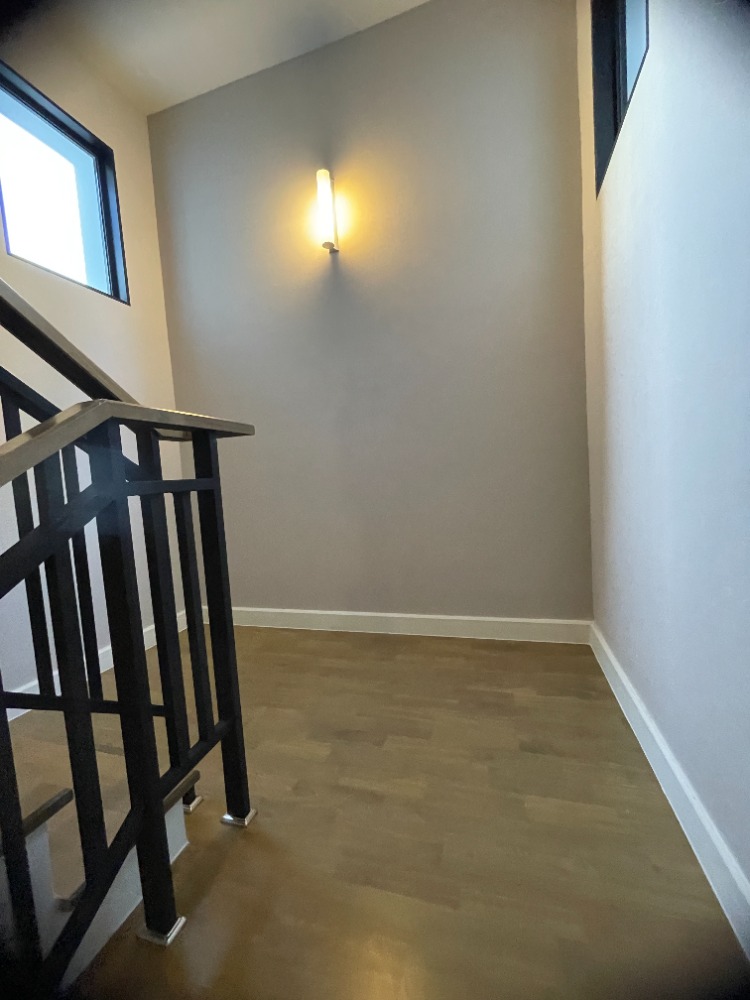 For SaleHousePathum Thani,Rangsit, Thammasat : Luxury 3-storey detached house for sale, Baan Nara Wongwaen-Ramintra, Modern European style, fully furnished. Near the entrance to the Chalong Rat Expressway (Chatuchot checkpoint), Fashion Island and The Promenade, Synphaet Hospital