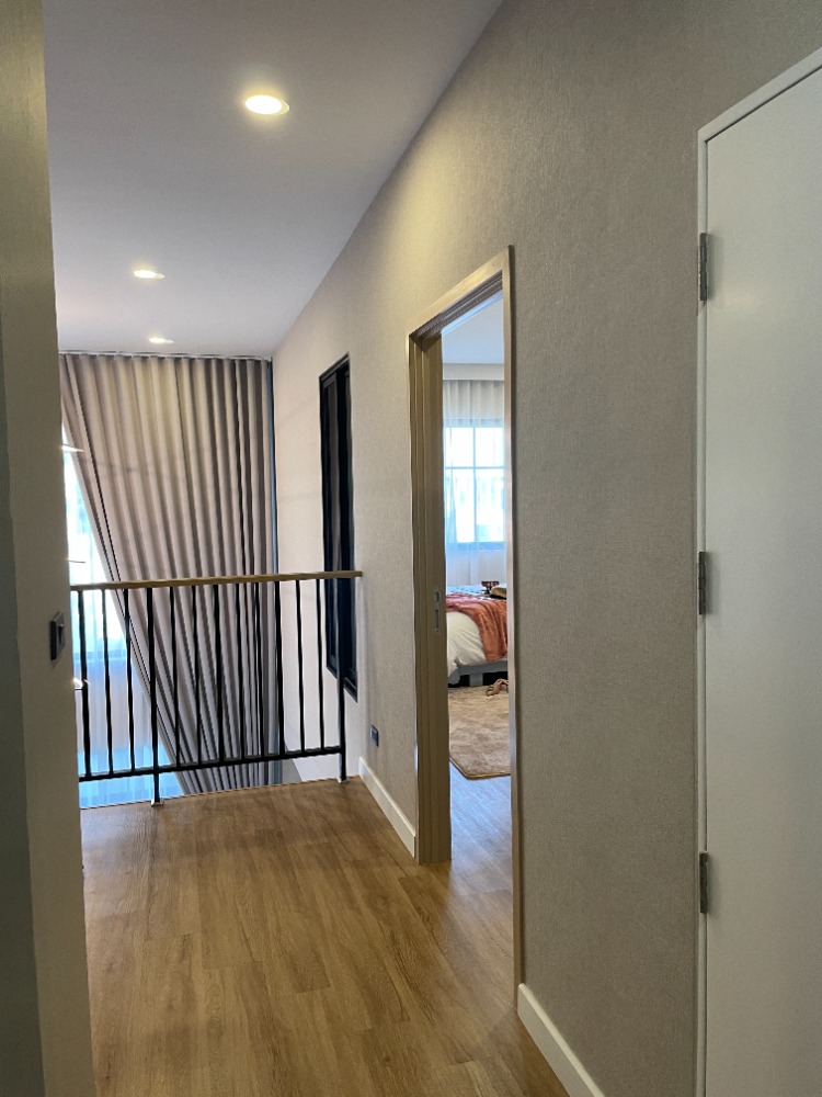 For SaleHousePathum Thani,Rangsit, Thammasat : Luxury 3-storey detached house for sale, Baan Nara Wongwaen-Ramintra, Modern European style, fully furnished. Near the entrance to the Chalong Rat Expressway (Chatuchot checkpoint), Fashion Island and The Promenade, Synphaet Hospital