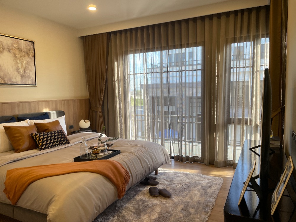 For SaleHousePathum Thani,Rangsit, Thammasat : Luxury 3-storey detached house for sale, Baan Nara Wongwaen-Ramintra, Modern European style, fully furnished. Near the entrance to the Chalong Rat Expressway (Chatuchot checkpoint), Fashion Island and The Promenade, Synphaet Hospital