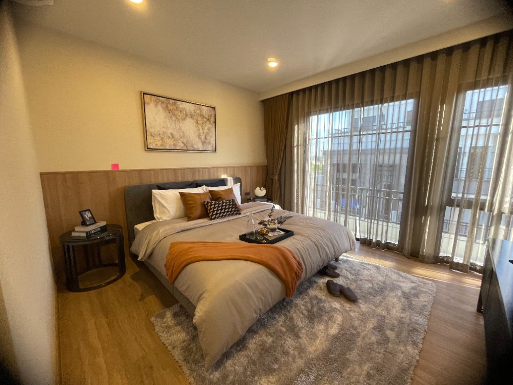 For SaleHousePathum Thani,Rangsit, Thammasat : Luxury 3-storey detached house for sale, Baan Nara Wongwaen-Ramintra, Modern European style, fully furnished. Near the entrance to the Chalong Rat Expressway (Chatuchot checkpoint), Fashion Island and The Promenade, Synphaet Hospital