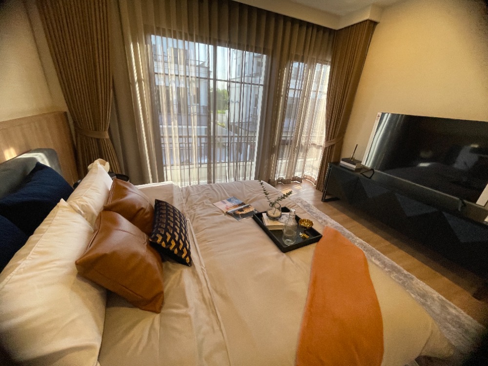 For SaleHousePathum Thani,Rangsit, Thammasat : Luxury 3-storey detached house for sale, Baan Nara Wongwaen-Ramintra, Modern European style, fully furnished. Near the entrance to the Chalong Rat Expressway (Chatuchot checkpoint), Fashion Island and The Promenade, Synphaet Hospital