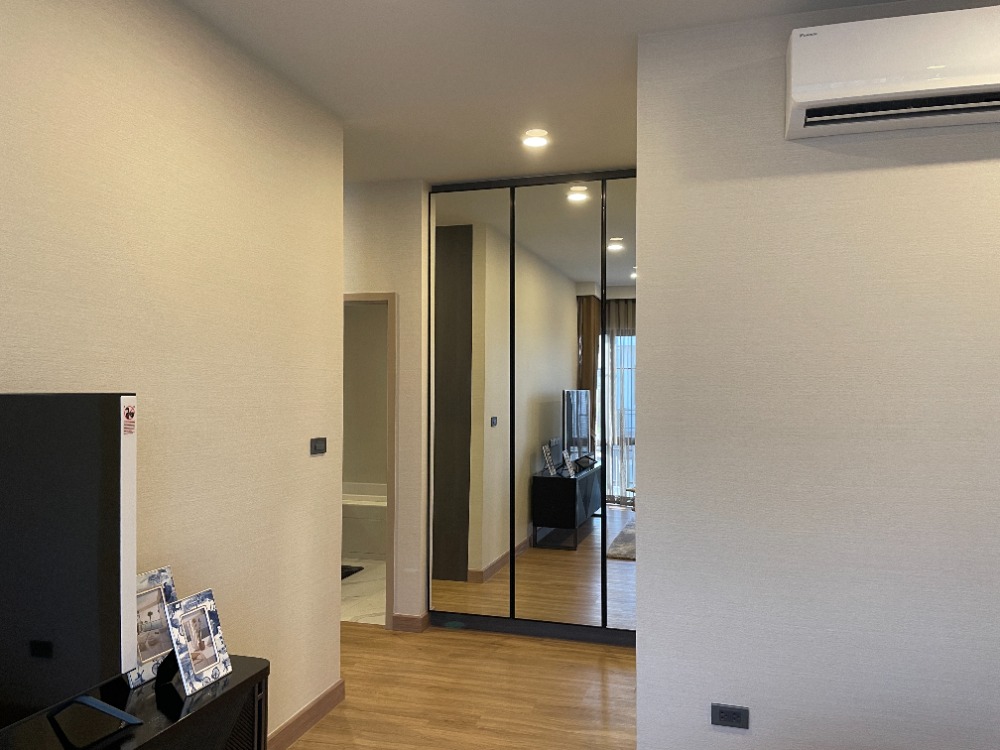 For SaleHousePathum Thani,Rangsit, Thammasat : Luxury 3-storey detached house for sale, Baan Nara Wongwaen-Ramintra, Modern European style, fully furnished. Near the entrance to the Chalong Rat Expressway (Chatuchot checkpoint), Fashion Island and The Promenade, Synphaet Hospital