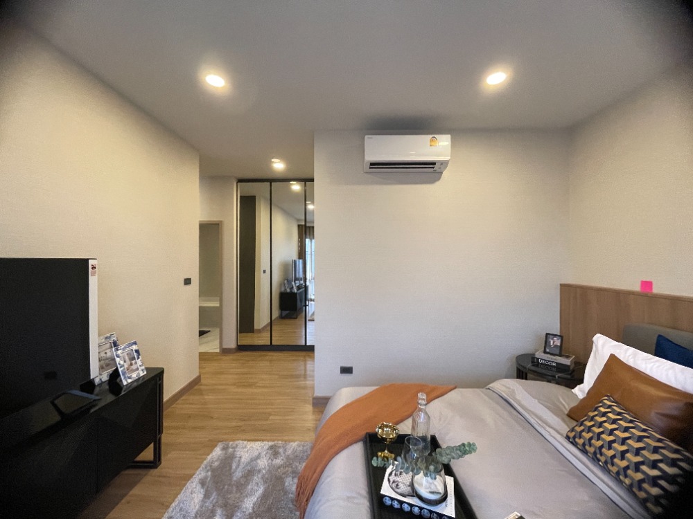 For SaleHousePathum Thani,Rangsit, Thammasat : Luxury 3-storey detached house for sale, Baan Nara Wongwaen-Ramintra, Modern European style, fully furnished. Near the entrance to the Chalong Rat Expressway (Chatuchot checkpoint), Fashion Island and The Promenade, Synphaet Hospital