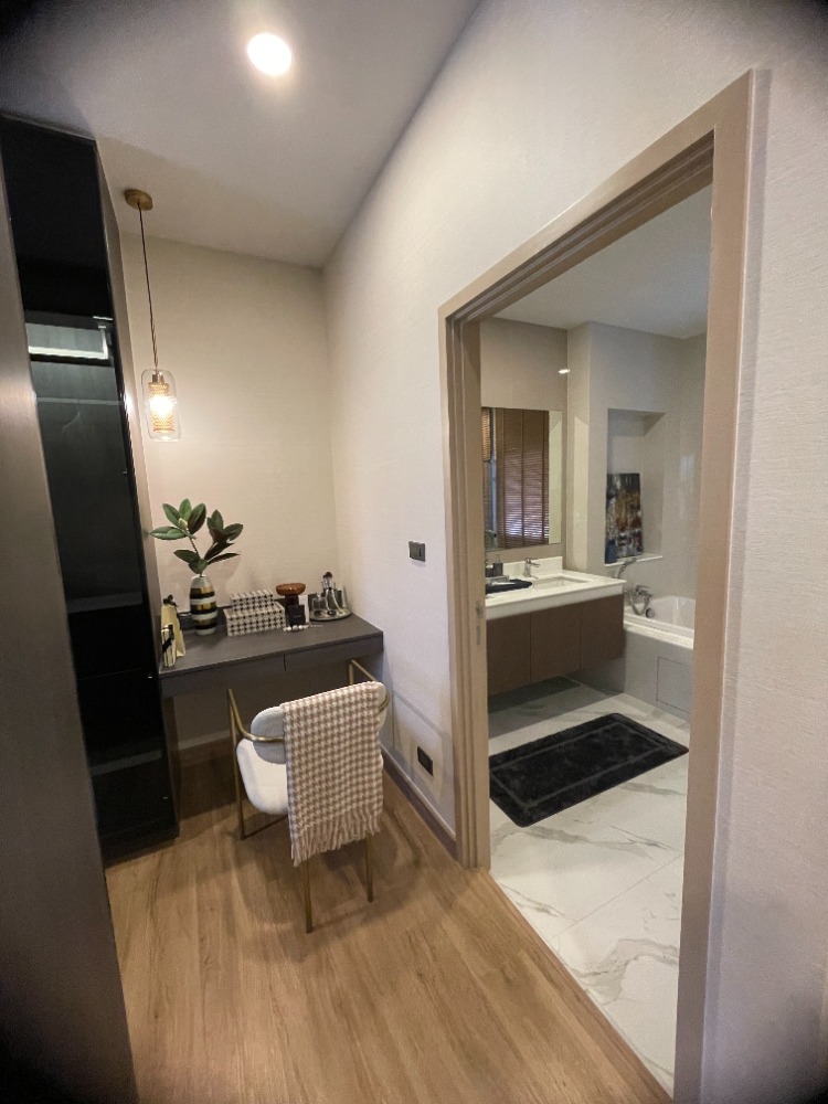 For SaleHousePathum Thani,Rangsit, Thammasat : Luxury 3-storey detached house for sale, Baan Nara Wongwaen-Ramintra, Modern European style, fully furnished. Near the entrance to the Chalong Rat Expressway (Chatuchot checkpoint), Fashion Island and The Promenade, Synphaet Hospital