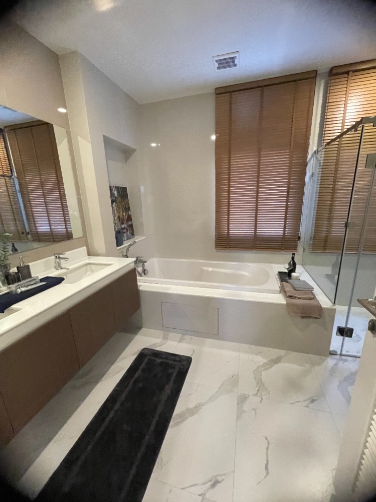 For SaleHousePathum Thani,Rangsit, Thammasat : Luxury 3-storey detached house for sale, Baan Nara Wongwaen-Ramintra, Modern European style, fully furnished. Near the entrance to the Chalong Rat Expressway (Chatuchot checkpoint), Fashion Island and The Promenade, Synphaet Hospital