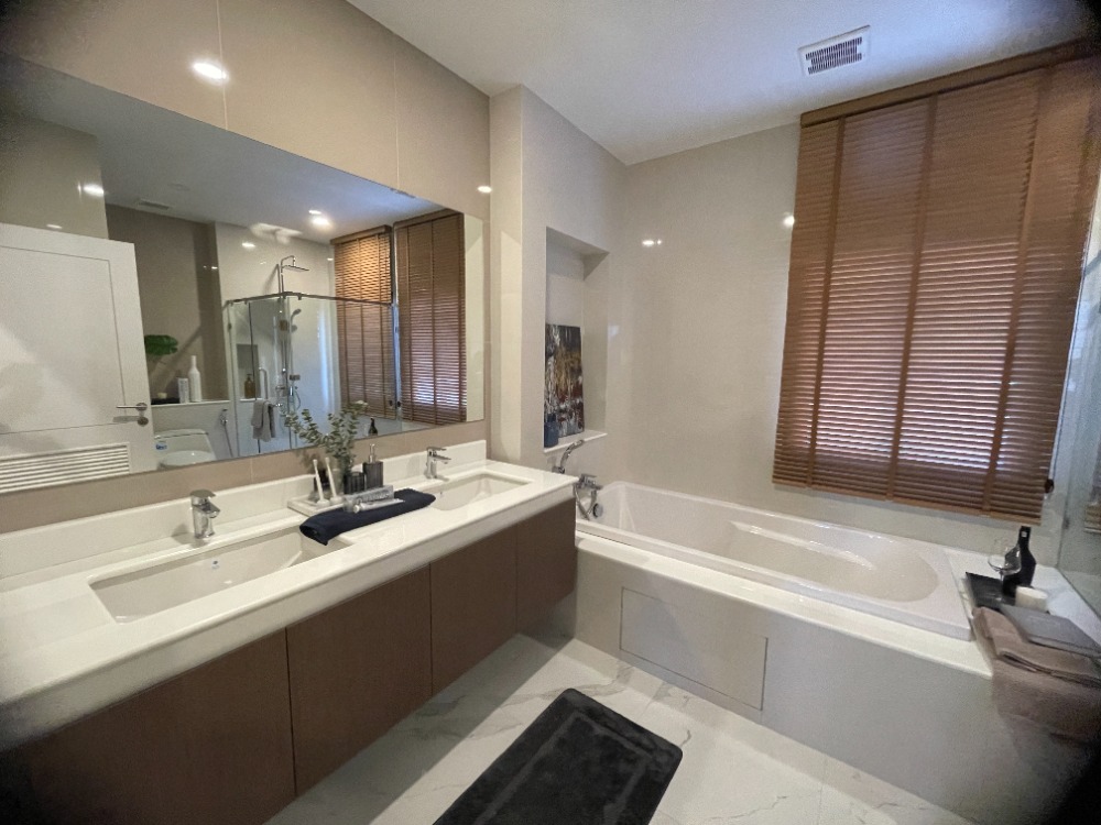 For SaleHousePathum Thani,Rangsit, Thammasat : Luxury 3-storey detached house for sale, Baan Nara Wongwaen-Ramintra, Modern European style, fully furnished. Near the entrance to the Chalong Rat Expressway (Chatuchot checkpoint), Fashion Island and The Promenade, Synphaet Hospital