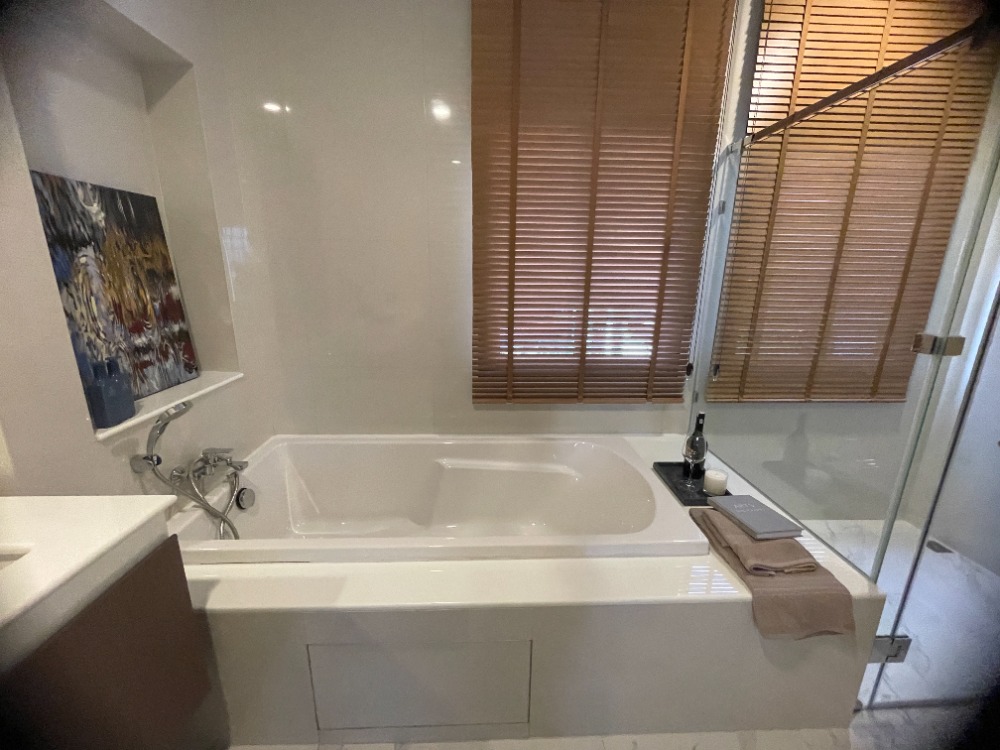 For SaleHousePathum Thani,Rangsit, Thammasat : Luxury 3-storey detached house for sale, Baan Nara Wongwaen-Ramintra, Modern European style, fully furnished. Near the entrance to the Chalong Rat Expressway (Chatuchot checkpoint), Fashion Island and The Promenade, Synphaet Hospital