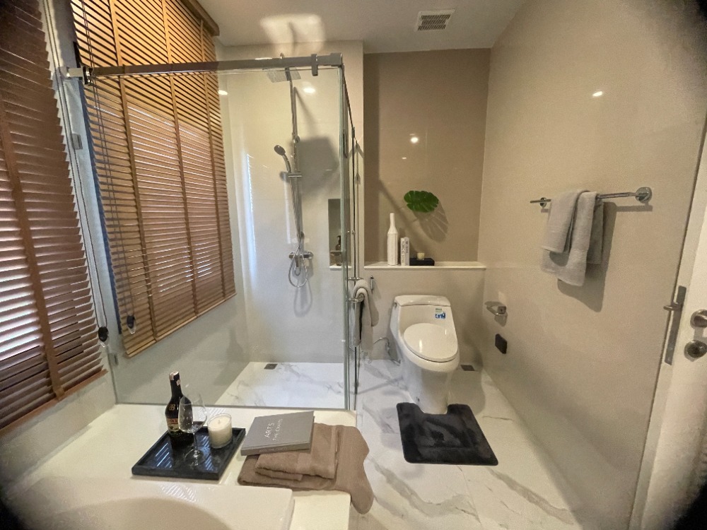 For SaleHousePathum Thani,Rangsit, Thammasat : Luxury 3-storey detached house for sale, Baan Nara Wongwaen-Ramintra, Modern European style, fully furnished. Near the entrance to the Chalong Rat Expressway (Chatuchot checkpoint), Fashion Island and The Promenade, Synphaet Hospital