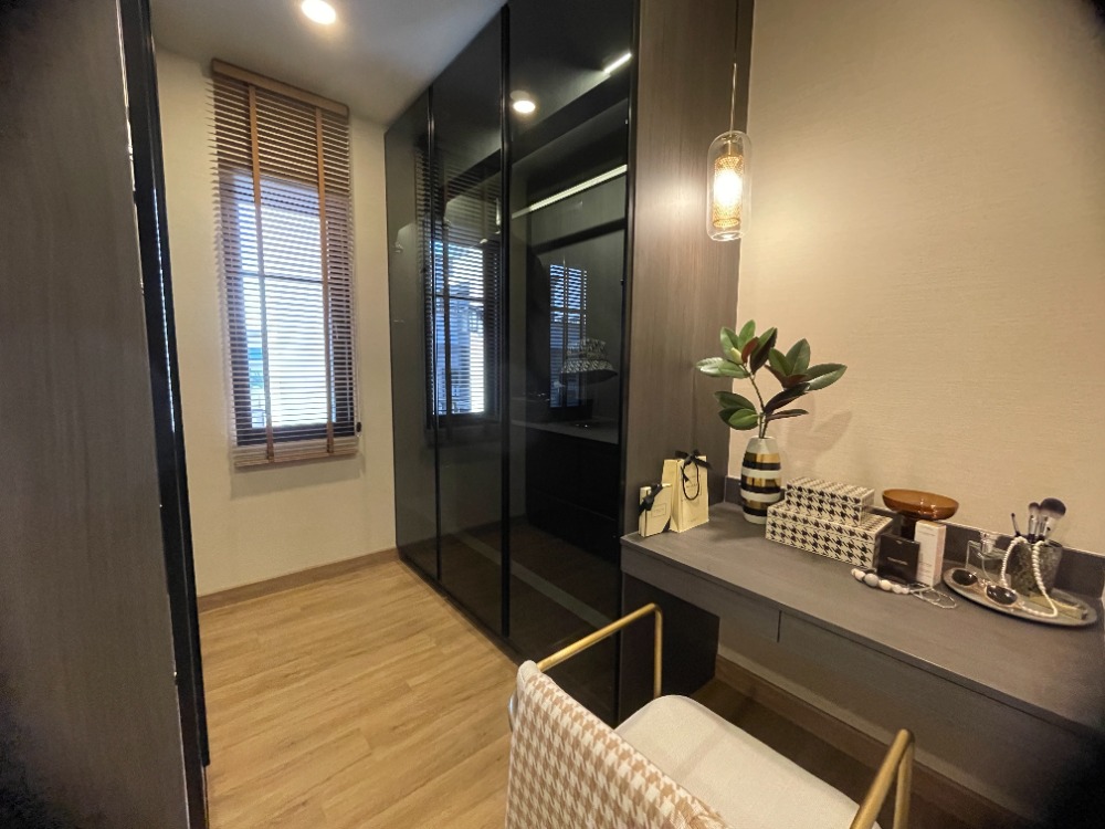 For SaleHousePathum Thani,Rangsit, Thammasat : Luxury 3-storey detached house for sale, Baan Nara Wongwaen-Ramintra, Modern European style, fully furnished. Near the entrance to the Chalong Rat Expressway (Chatuchot checkpoint), Fashion Island and The Promenade, Synphaet Hospital