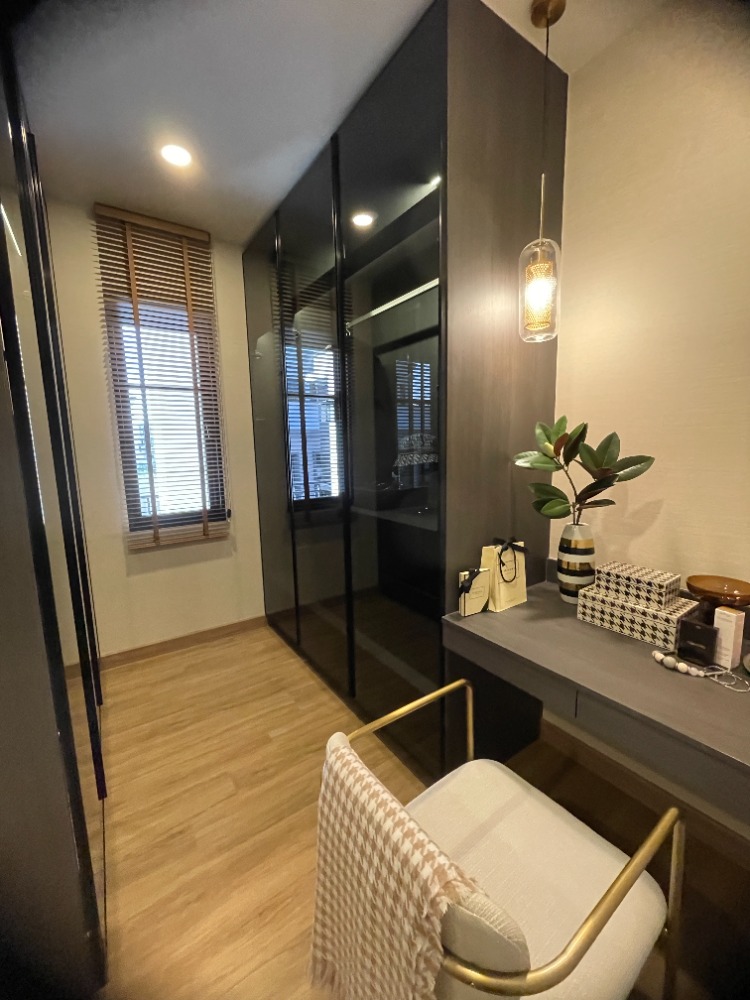 For SaleHousePathum Thani,Rangsit, Thammasat : Luxury 3-storey detached house for sale, Baan Nara Wongwaen-Ramintra, Modern European style, fully furnished. Near the entrance to the Chalong Rat Expressway (Chatuchot checkpoint), Fashion Island and The Promenade, Synphaet Hospital