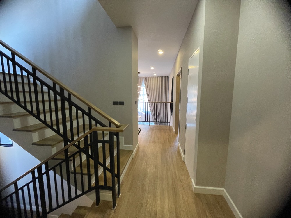 For SaleHousePathum Thani,Rangsit, Thammasat : Luxury 3-storey detached house for sale, Baan Nara Wongwaen-Ramintra, Modern European style, fully furnished. Near the entrance to the Chalong Rat Expressway (Chatuchot checkpoint), Fashion Island and The Promenade, Synphaet Hospital