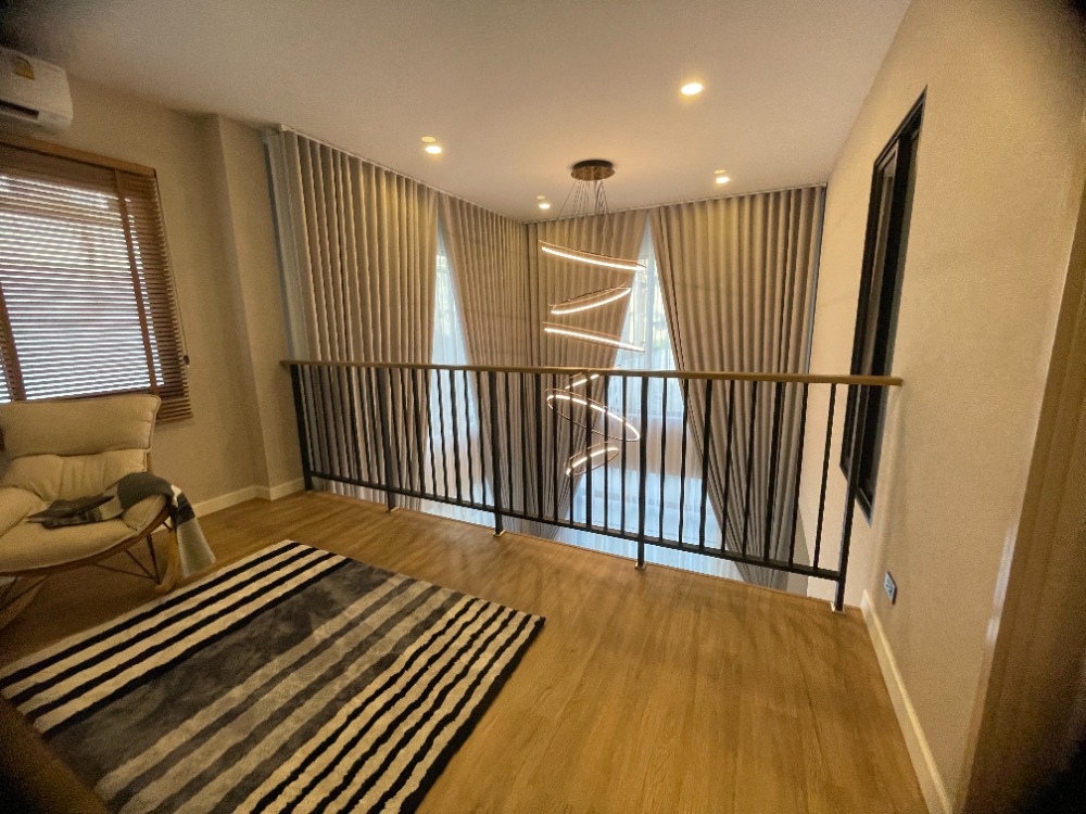 For SaleHousePathum Thani,Rangsit, Thammasat : Luxury 3-storey detached house for sale, Baan Nara Wongwaen-Ramintra, Modern European style, fully furnished. Near the entrance to the Chalong Rat Expressway (Chatuchot checkpoint), Fashion Island and The Promenade, Synphaet Hospital