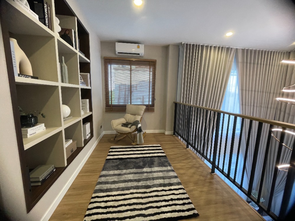 For SaleHousePathum Thani,Rangsit, Thammasat : Luxury 3-storey detached house for sale, Baan Nara Wongwaen-Ramintra, Modern European style, fully furnished. Near the entrance to the Chalong Rat Expressway (Chatuchot checkpoint), Fashion Island and The Promenade, Synphaet Hospital