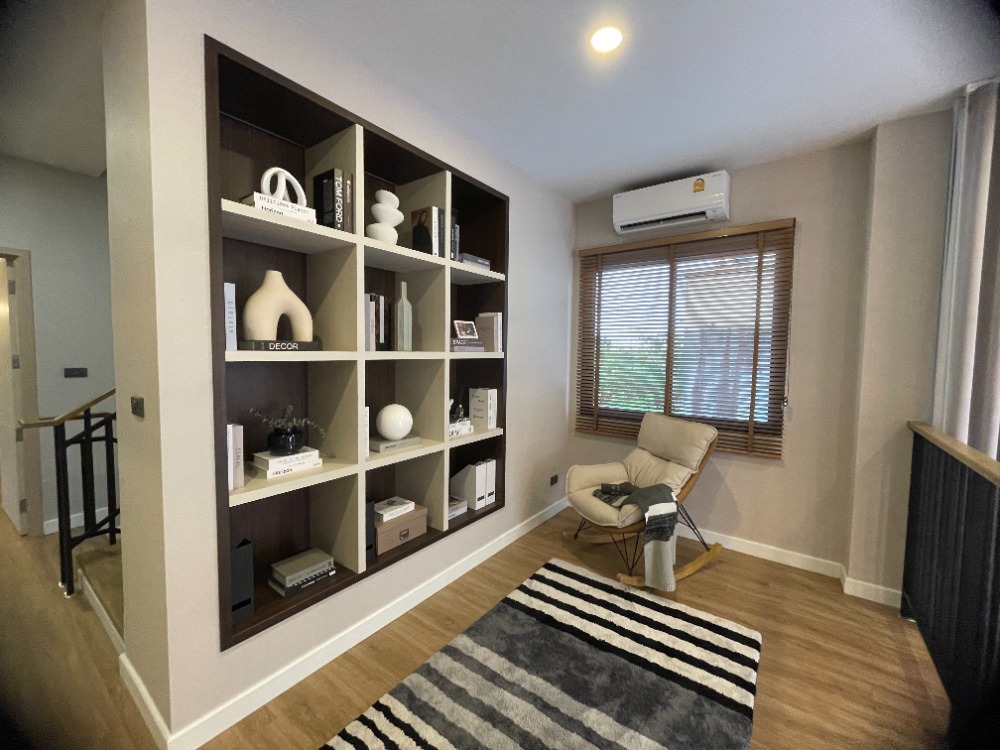 For SaleHousePathum Thani,Rangsit, Thammasat : Luxury 3-storey detached house for sale, Baan Nara Wongwaen-Ramintra, Modern European style, fully furnished. Near the entrance to the Chalong Rat Expressway (Chatuchot checkpoint), Fashion Island and The Promenade, Synphaet Hospital