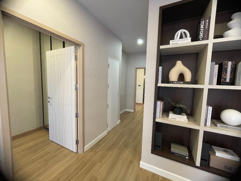 For SaleHousePathum Thani,Rangsit, Thammasat : Luxury 3-storey detached house for sale, Baan Nara Wongwaen-Ramintra, Modern European style, fully furnished. Near the entrance to the Chalong Rat Expressway (Chatuchot checkpoint), Fashion Island and The Promenade, Synphaet Hospital