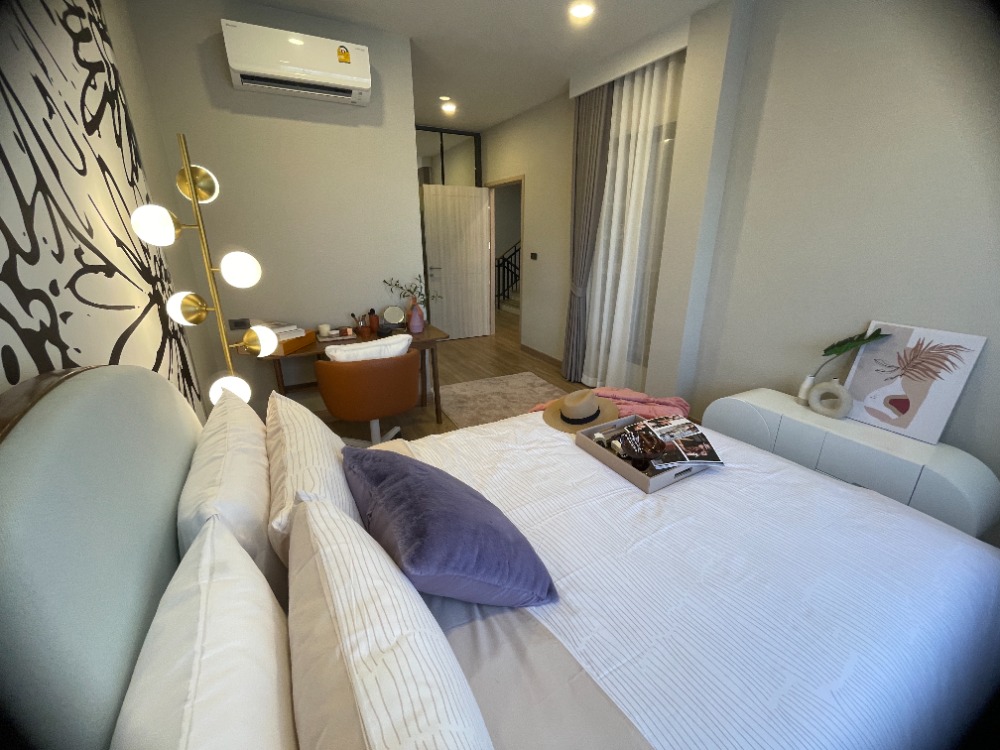 For SaleHousePathum Thani,Rangsit, Thammasat : Luxury 3-storey detached house for sale, Baan Nara Wongwaen-Ramintra, Modern European style, fully furnished. Near the entrance to the Chalong Rat Expressway (Chatuchot checkpoint), Fashion Island and The Promenade, Synphaet Hospital
