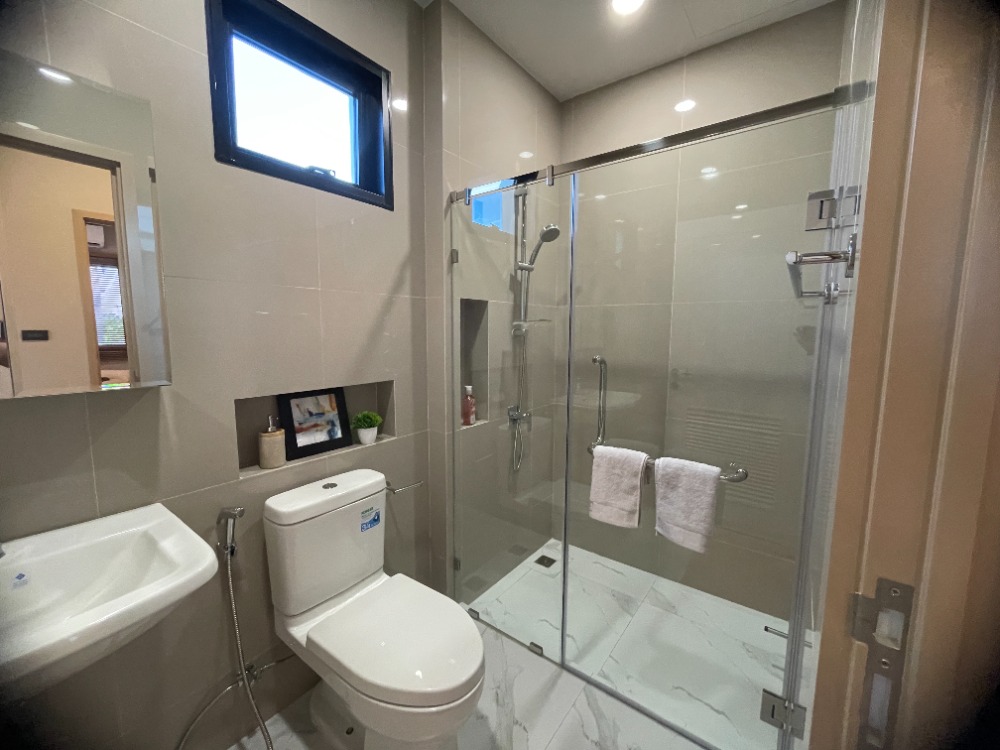 For SaleHousePathum Thani,Rangsit, Thammasat : Luxury 3-storey detached house for sale, Baan Nara Wongwaen-Ramintra, Modern European style, fully furnished. Near the entrance to the Chalong Rat Expressway (Chatuchot checkpoint), Fashion Island and The Promenade, Synphaet Hospital