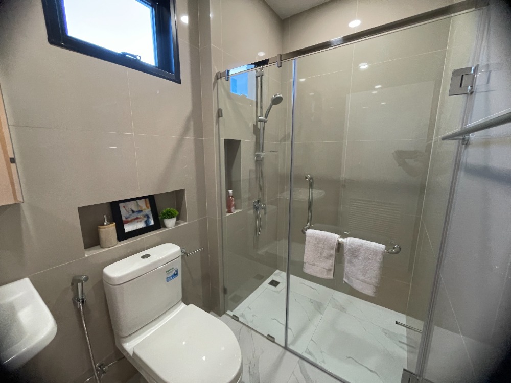 For SaleHousePathum Thani,Rangsit, Thammasat : Luxury 3-storey detached house for sale, Baan Nara Wongwaen-Ramintra, Modern European style, fully furnished. Near the entrance to the Chalong Rat Expressway (Chatuchot checkpoint), Fashion Island and The Promenade, Synphaet Hospital