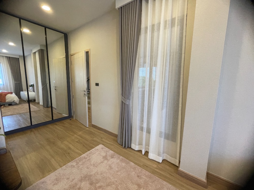 For SaleHousePathum Thani,Rangsit, Thammasat : Luxury 3-storey detached house for sale, Baan Nara Wongwaen-Ramintra, Modern European style, fully furnished. Near the entrance to the Chalong Rat Expressway (Chatuchot checkpoint), Fashion Island and The Promenade, Synphaet Hospital