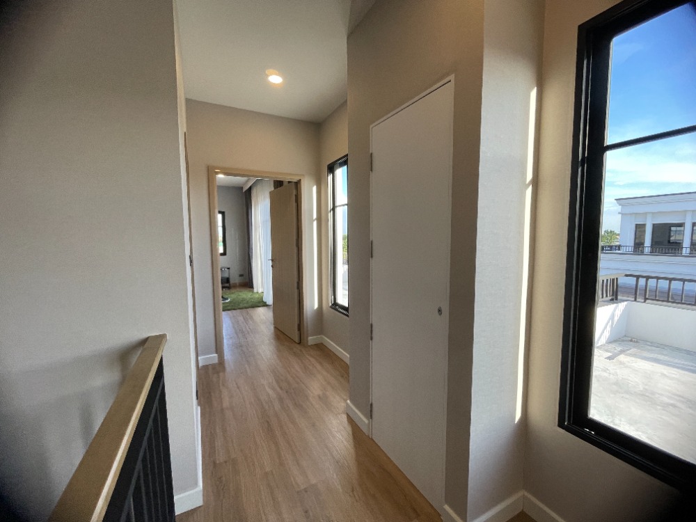 For SaleHousePathum Thani,Rangsit, Thammasat : Luxury 3-storey detached house for sale, Baan Nara Wongwaen-Ramintra, Modern European style, fully furnished. Near the entrance to the Chalong Rat Expressway (Chatuchot checkpoint), Fashion Island and The Promenade, Synphaet Hospital