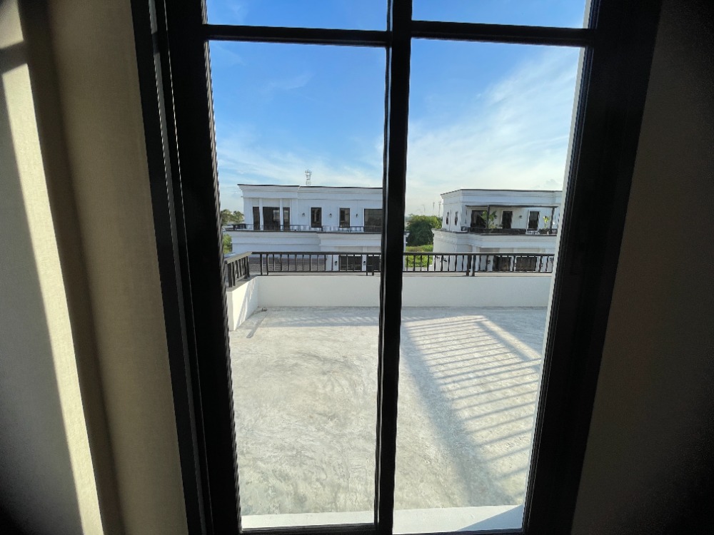 For SaleHousePathum Thani,Rangsit, Thammasat : Luxury 3-storey detached house for sale, Baan Nara Wongwaen-Ramintra, Modern European style, fully furnished. Near the entrance to the Chalong Rat Expressway (Chatuchot checkpoint), Fashion Island and The Promenade, Synphaet Hospital