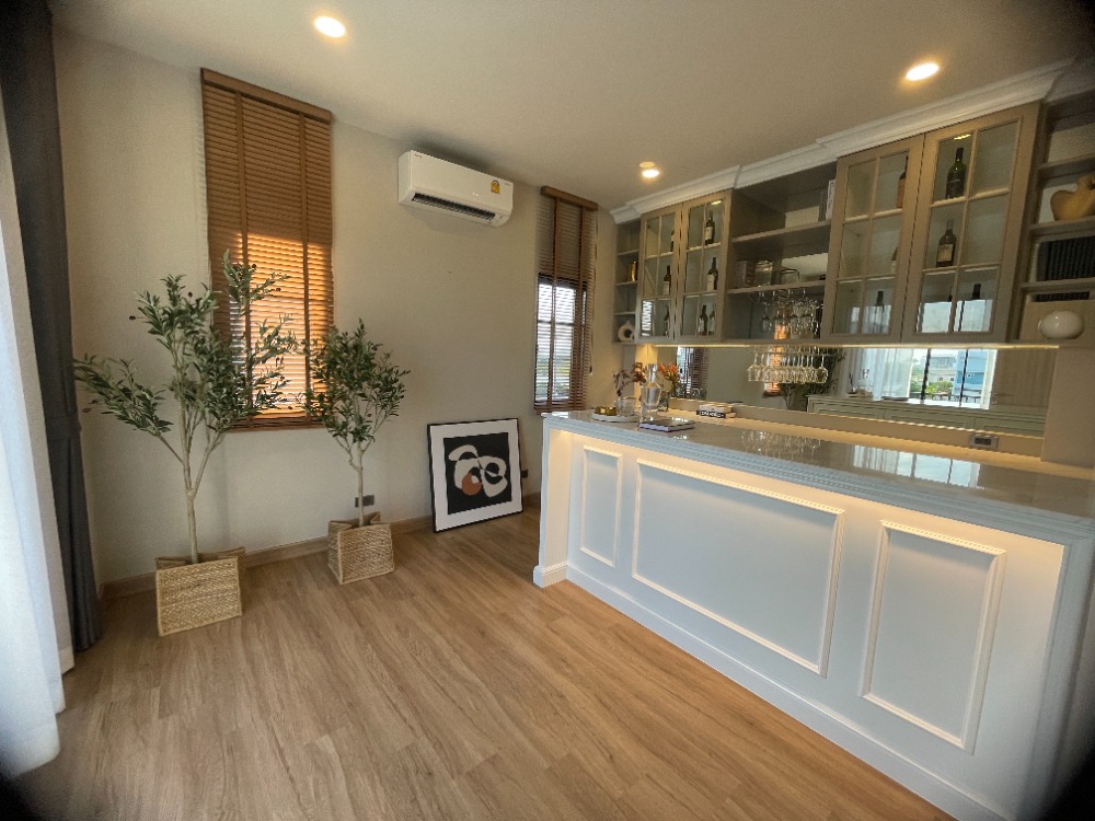 For SaleHousePathum Thani,Rangsit, Thammasat : Luxury 3-storey detached house for sale, Baan Nara Wongwaen-Ramintra, Modern European style, fully furnished. Near the entrance to the Chalong Rat Expressway (Chatuchot checkpoint), Fashion Island and The Promenade, Synphaet Hospital