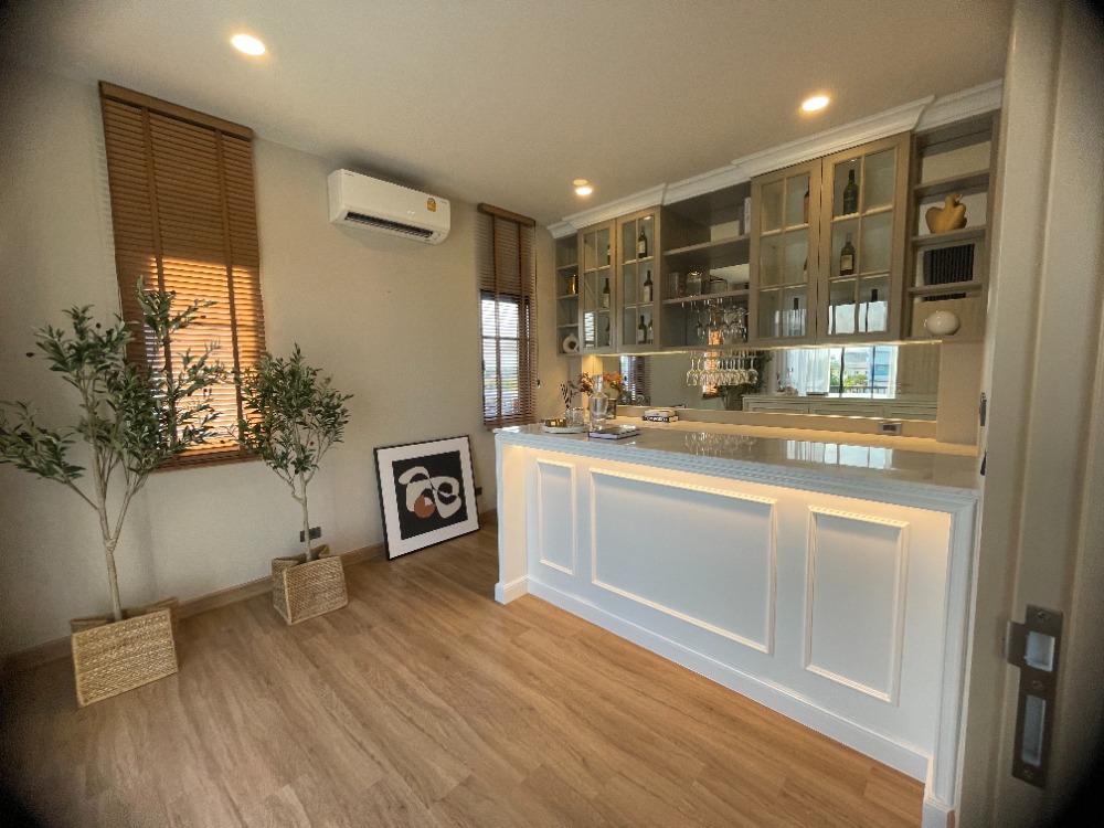 For SaleHousePathum Thani,Rangsit, Thammasat : Luxury 3-storey detached house for sale, Baan Nara Wongwaen-Ramintra, Modern European style, fully furnished. Near the entrance to the Chalong Rat Expressway (Chatuchot checkpoint), Fashion Island and The Promenade, Synphaet Hospital