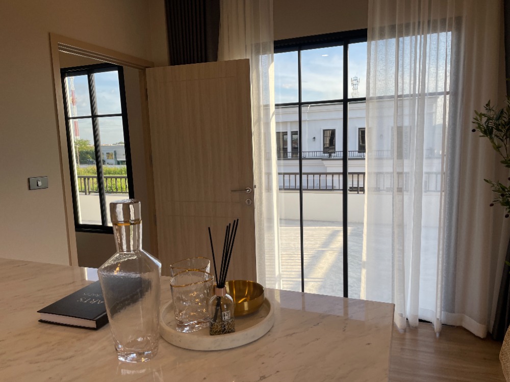 For SaleHousePathum Thani,Rangsit, Thammasat : Luxury 3-storey detached house for sale, Baan Nara Wongwaen-Ramintra, Modern European style, fully furnished. Near the entrance to the Chalong Rat Expressway (Chatuchot checkpoint), Fashion Island and The Promenade, Synphaet Hospital