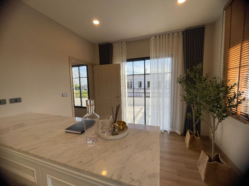 For SaleHousePathum Thani,Rangsit, Thammasat : Luxury 3-storey detached house for sale, Baan Nara Wongwaen-Ramintra, Modern European style, fully furnished. Near the entrance to the Chalong Rat Expressway (Chatuchot checkpoint), Fashion Island and The Promenade, Synphaet Hospital