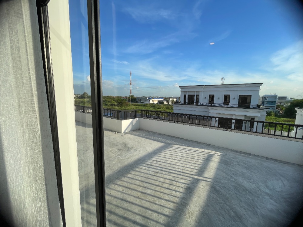 For SaleHousePathum Thani,Rangsit, Thammasat : Luxury 3-storey detached house for sale, Baan Nara Wongwaen-Ramintra, Modern European style, fully furnished. Near the entrance to the Chalong Rat Expressway (Chatuchot checkpoint), Fashion Island and The Promenade, Synphaet Hospital