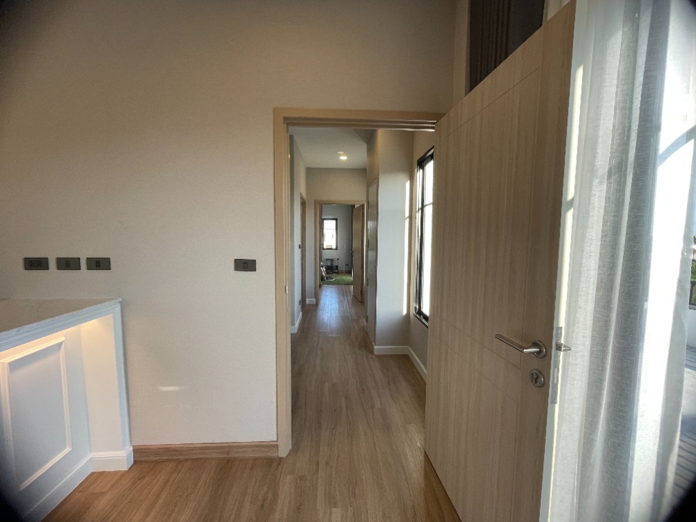 For SaleHousePathum Thani,Rangsit, Thammasat : Luxury 3-storey detached house for sale, Baan Nara Wongwaen-Ramintra, Modern European style, fully furnished. Near the entrance to the Chalong Rat Expressway (Chatuchot checkpoint), Fashion Island and The Promenade, Synphaet Hospital