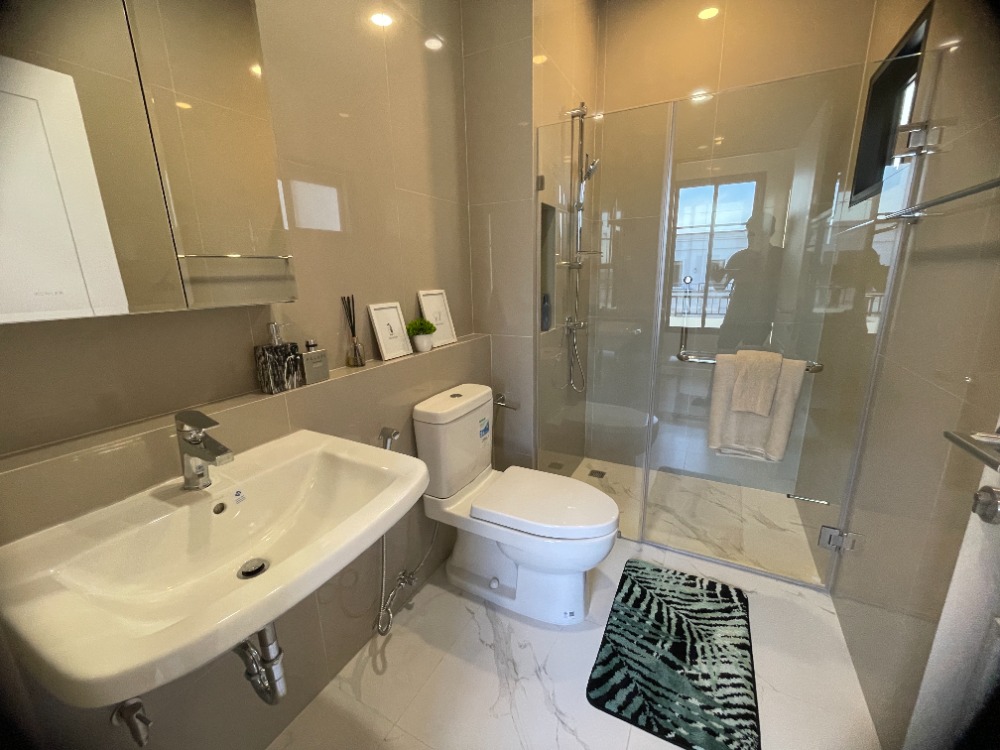 For SaleHousePathum Thani,Rangsit, Thammasat : Luxury 3-storey detached house for sale, Baan Nara Wongwaen-Ramintra, Modern European style, fully furnished. Near the entrance to the Chalong Rat Expressway (Chatuchot checkpoint), Fashion Island and The Promenade, Synphaet Hospital