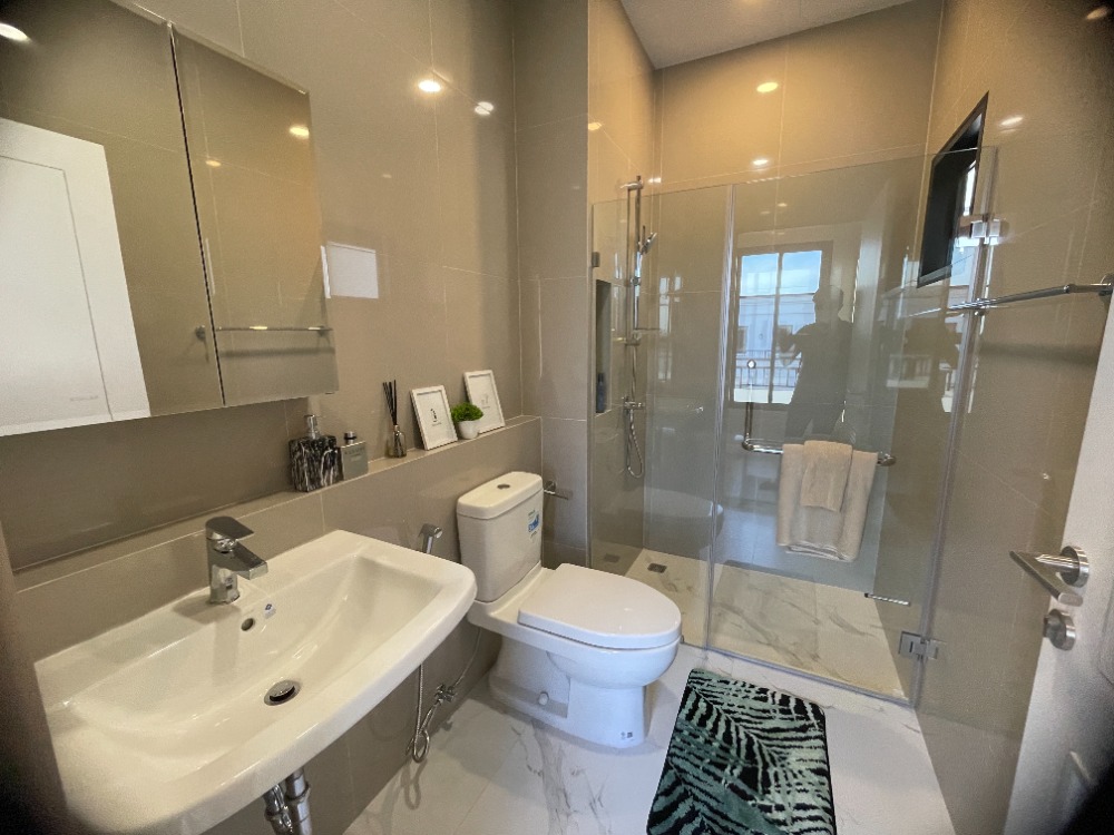 For SaleHousePathum Thani,Rangsit, Thammasat : Luxury 3-storey detached house for sale, Baan Nara Wongwaen-Ramintra, Modern European style, fully furnished. Near the entrance to the Chalong Rat Expressway (Chatuchot checkpoint), Fashion Island and The Promenade, Synphaet Hospital