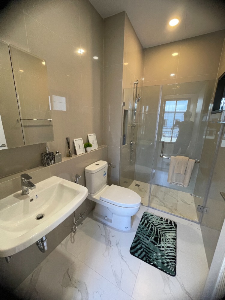 For SaleHousePathum Thani,Rangsit, Thammasat : Luxury 3-storey detached house for sale, Baan Nara Wongwaen-Ramintra, Modern European style, fully furnished. Near the entrance to the Chalong Rat Expressway (Chatuchot checkpoint), Fashion Island and The Promenade, Synphaet Hospital