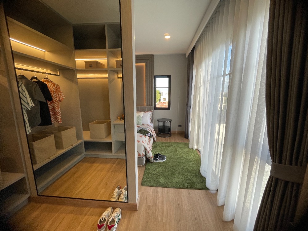 For SaleHousePathum Thani,Rangsit, Thammasat : Luxury 3-storey detached house for sale, Baan Nara Wongwaen-Ramintra, Modern European style, fully furnished. Near the entrance to the Chalong Rat Expressway (Chatuchot checkpoint), Fashion Island and The Promenade, Synphaet Hospital