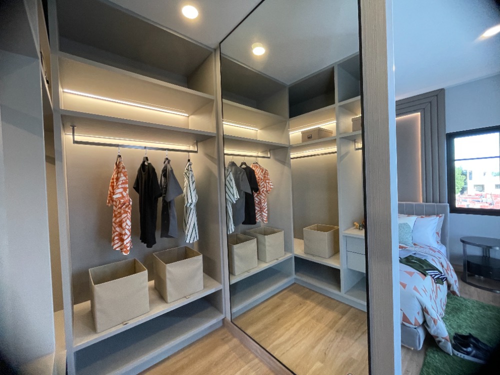 For SaleHousePathum Thani,Rangsit, Thammasat : Luxury 3-storey detached house for sale, Baan Nara Wongwaen-Ramintra, Modern European style, fully furnished. Near the entrance to the Chalong Rat Expressway (Chatuchot checkpoint), Fashion Island and The Promenade, Synphaet Hospital