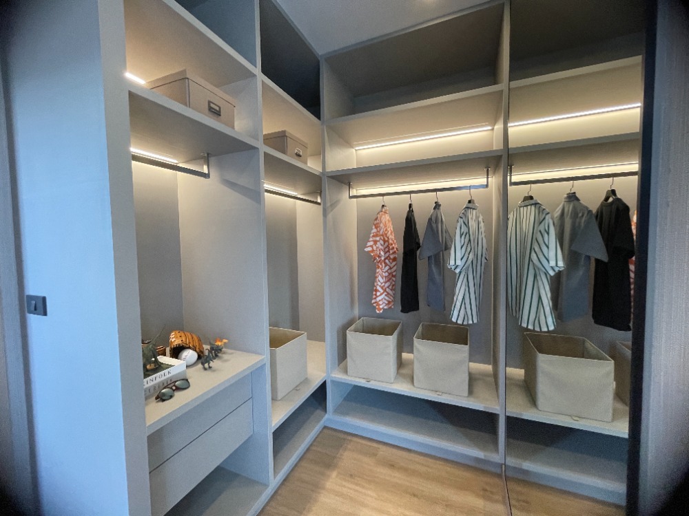 For SaleHousePathum Thani,Rangsit, Thammasat : Luxury 3-storey detached house for sale, Baan Nara Wongwaen-Ramintra, Modern European style, fully furnished. Near the entrance to the Chalong Rat Expressway (Chatuchot checkpoint), Fashion Island and The Promenade, Synphaet Hospital