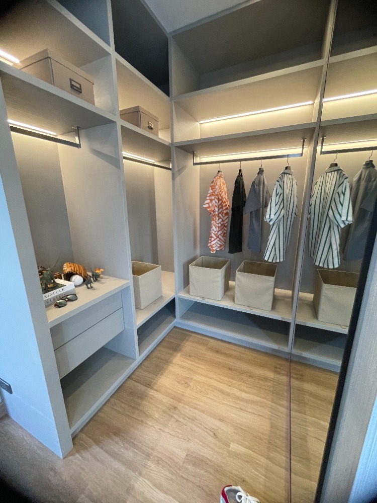 For SaleHousePathum Thani,Rangsit, Thammasat : Luxury 3-storey detached house for sale, Baan Nara Wongwaen-Ramintra, Modern European style, fully furnished. Near the entrance to the Chalong Rat Expressway (Chatuchot checkpoint), Fashion Island and The Promenade, Synphaet Hospital