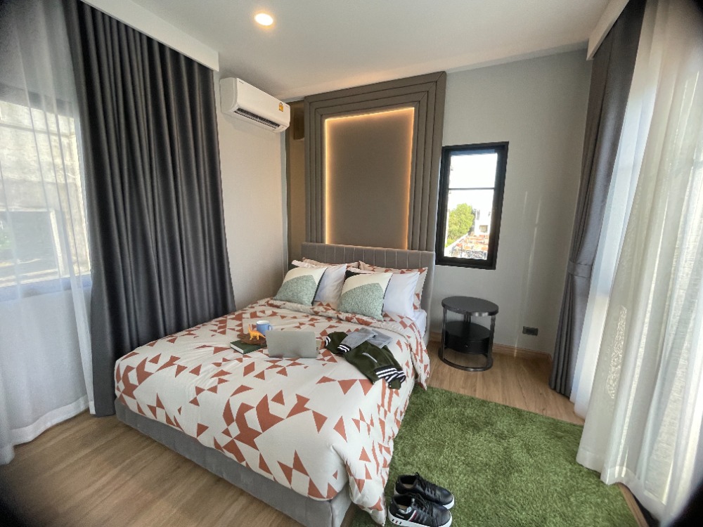 For SaleHousePathum Thani,Rangsit, Thammasat : Luxury 3-storey detached house for sale, Baan Nara Wongwaen-Ramintra, Modern European style, fully furnished. Near the entrance to the Chalong Rat Expressway (Chatuchot checkpoint), Fashion Island and The Promenade, Synphaet Hospital