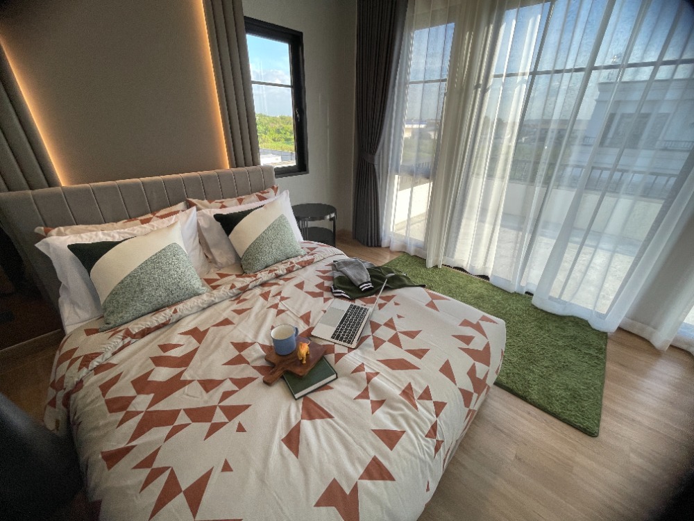 For SaleHousePathum Thani,Rangsit, Thammasat : Luxury 3-storey detached house for sale, Baan Nara Wongwaen-Ramintra, Modern European style, fully furnished. Near the entrance to the Chalong Rat Expressway (Chatuchot checkpoint), Fashion Island and The Promenade, Synphaet Hospital