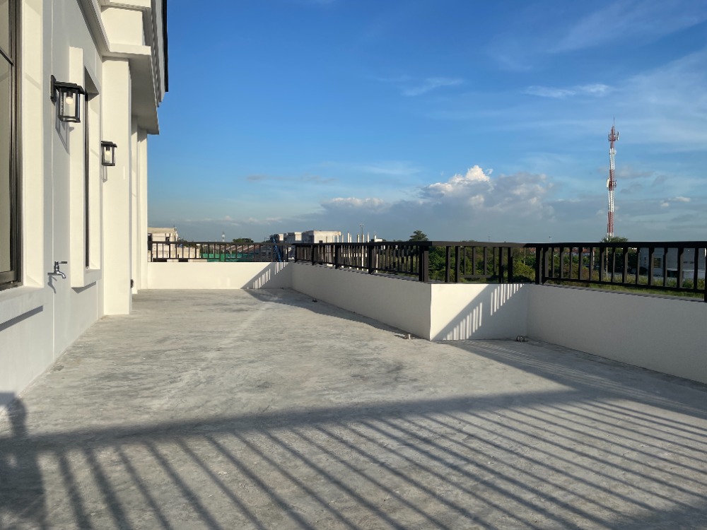 For SaleHousePathum Thani,Rangsit, Thammasat : Luxury 3-storey detached house for sale, Baan Nara Wongwaen-Ramintra, Modern European style, fully furnished. Near the entrance to the Chalong Rat Expressway (Chatuchot checkpoint), Fashion Island and The Promenade, Synphaet Hospital