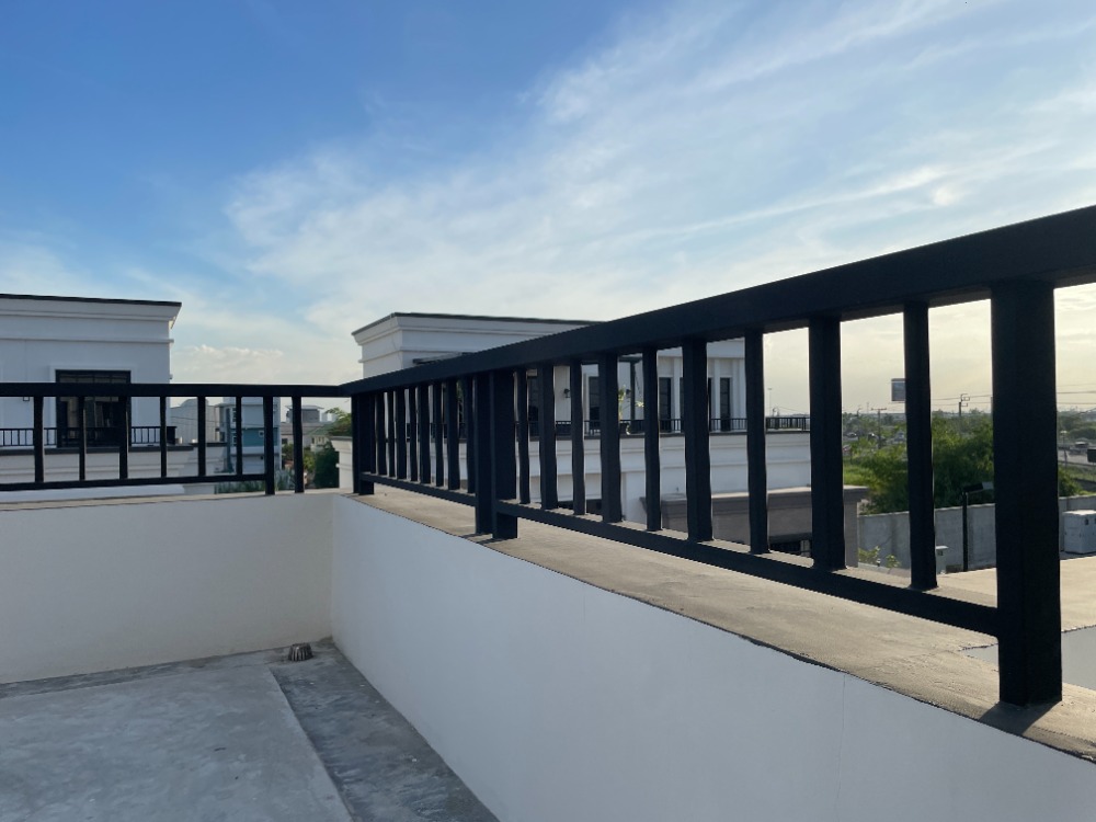 For SaleHousePathum Thani,Rangsit, Thammasat : Luxury 3-storey detached house for sale, Baan Nara Wongwaen-Ramintra, Modern European style, fully furnished. Near the entrance to the Chalong Rat Expressway (Chatuchot checkpoint), Fashion Island and The Promenade, Synphaet Hospital