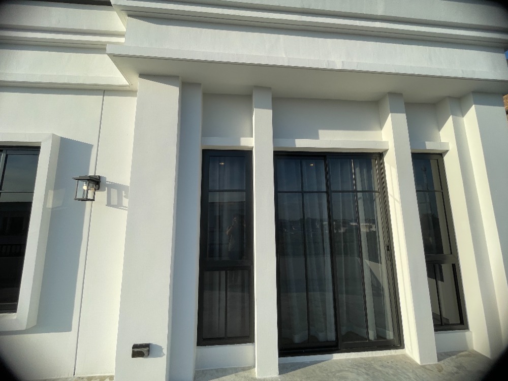 For SaleHousePathum Thani,Rangsit, Thammasat : Luxury 3-storey detached house for sale, Baan Nara Wongwaen-Ramintra, Modern European style, fully furnished. Near the entrance to the Chalong Rat Expressway (Chatuchot checkpoint), Fashion Island and The Promenade, Synphaet Hospital