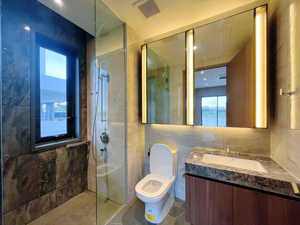 For SaleHouseLadkrabang, Suwannaphum Airport : LAKE LEGEND Bangna-Suvarnabhumi Luxurious lakeside with elevator and private pool