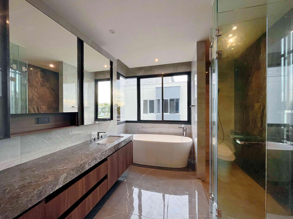 For SaleHouseLadkrabang, Suwannaphum Airport : LAKE LEGEND Bangna-Suvarnabhumi Luxurious lakeside with elevator and private pool