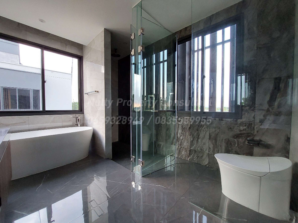 For SaleHouseLadkrabang, Suwannaphum Airport : LAKE LEGEND Bangna-Suvarnabhumi Luxurious lakeside with elevator and private pool