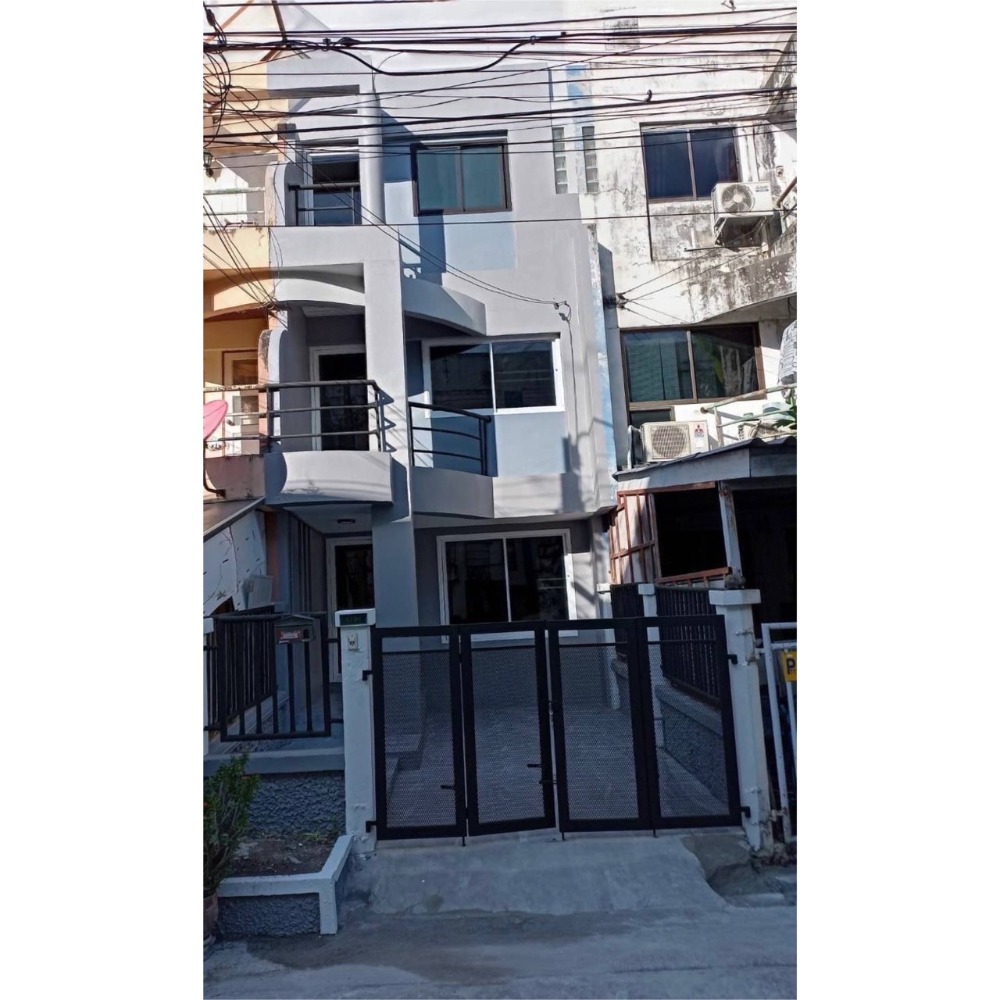 For SaleTownhomeNawamin, Ramindra : Selling below appraisal, 3-storey townhouse, 17 square wa., Thanyakarn Village, Ramintra 14 Road, Lat Phrao District. The house has 3 bedrooms, 3 bathrooms.