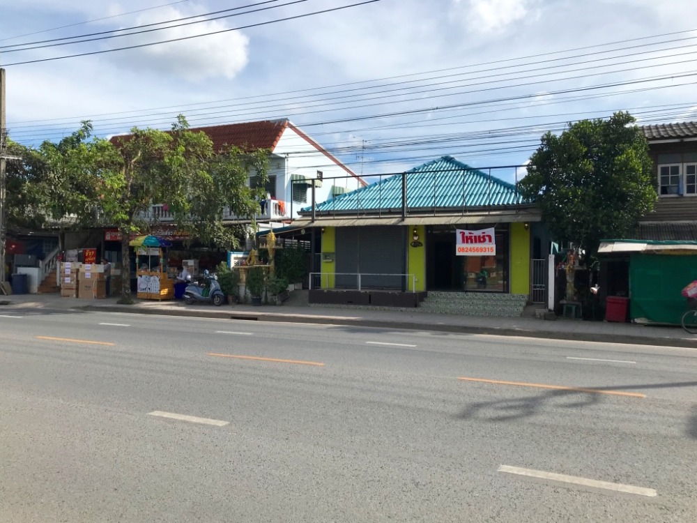 ขายบ้านนวมินทร์ รามอินทรา : บ้านเดี่ยวอยู่ติดถนนสานไหม 71 ตรว.เป็นบ้านชั้นเดียว ส่วนหน้าบ้านแบ่งให้เช่า ส่วนด้านหลังใช้สำหรับอยู่อาศัย ทำเลดี อยู่ตรงข้ามหมู่บ้านวรารมย์